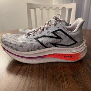 Lightly used w/ 67 miles Women’s size 9 New Balance SuperComp Trainer V2